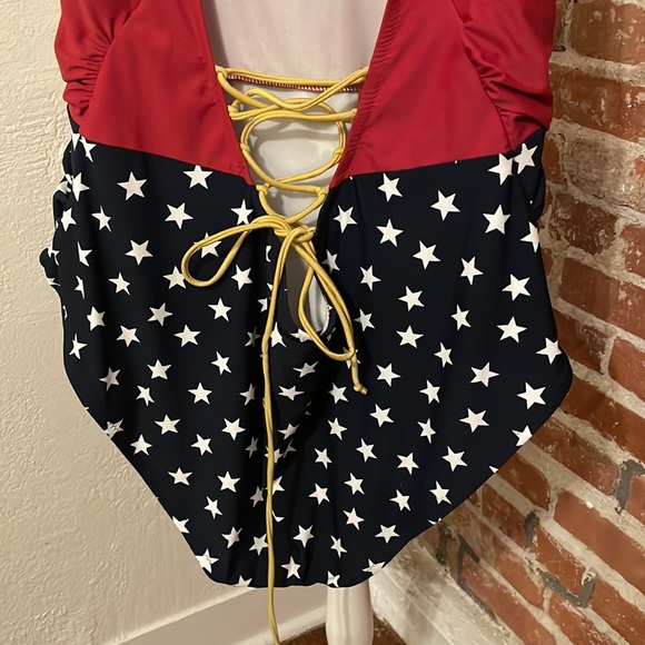 HOT TOPIC - Her Universe DC Comics Wonder Woman Swimsuit Plus Size - Picture 10 of 10